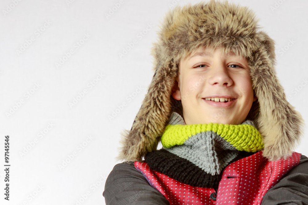Junge mit Wintermütze und Schal lächelt fröhlich, Portrait Junge mit Wintermütze und Schal lächelt fröhlich, Portrait