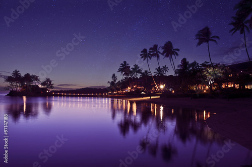 Notturno alle Fiji, spiaggia tranquilla con cielo stellato photo