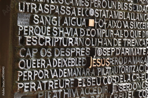 Lettres gravées sur les portes de la Sagrada Familia