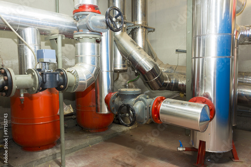 Valvole e tubazioni impianto idraulico in centrale termica photo