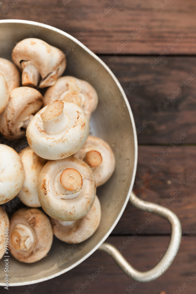 champignons portobello mushrooms in pan on a wooden background champignons portobello mushrooms in pan on a wooden background