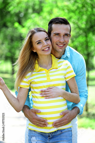 Young pregnant woman with h...