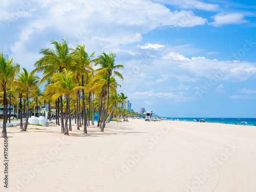 The beach at Fort Lauderdale in Florida © kmiragaya