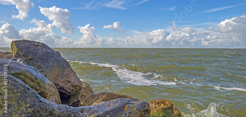Foto Dike along a lake in summer