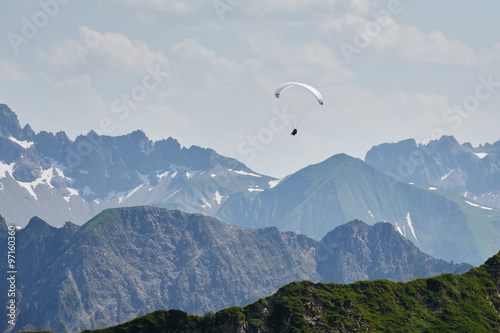 Gleitschirmfliegen in den Alpen © Michael Fritzen