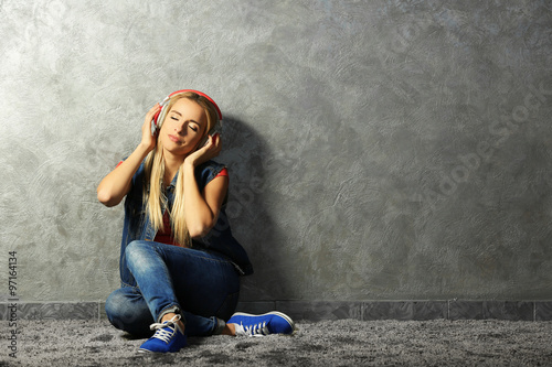 Young woman sitting on the ...