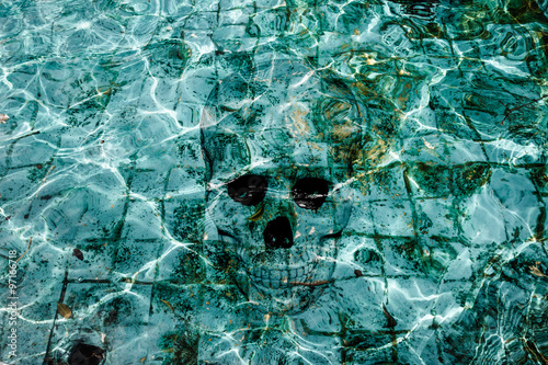 Quadro em tela haunting pool with skull