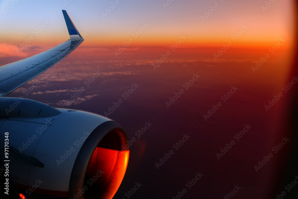 Fototapeta premium Wing of an airplane in the sunset