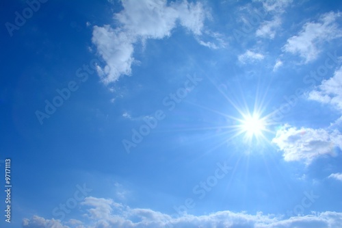 青い空と白い雲と太陽 