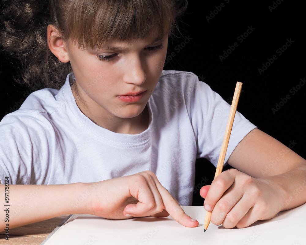 Девочки делают его. Девочки делают его. Картинка девочка делает уроки. Делают маникюр маленькой девочке. Homework little.