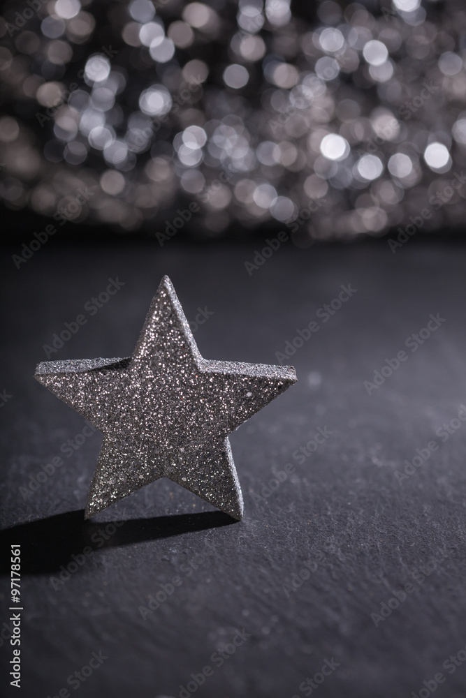 Silberer Stern steht vor glitzerndem Bokeh Hintegrund, Weihnacht - obrazy, fototapety, plakaty 