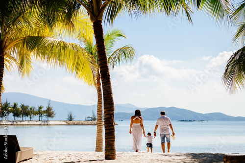 Fototapeta Naklejka Na Ścianę i Meble -  unidentified family vacation on luxury beach resort in tropics