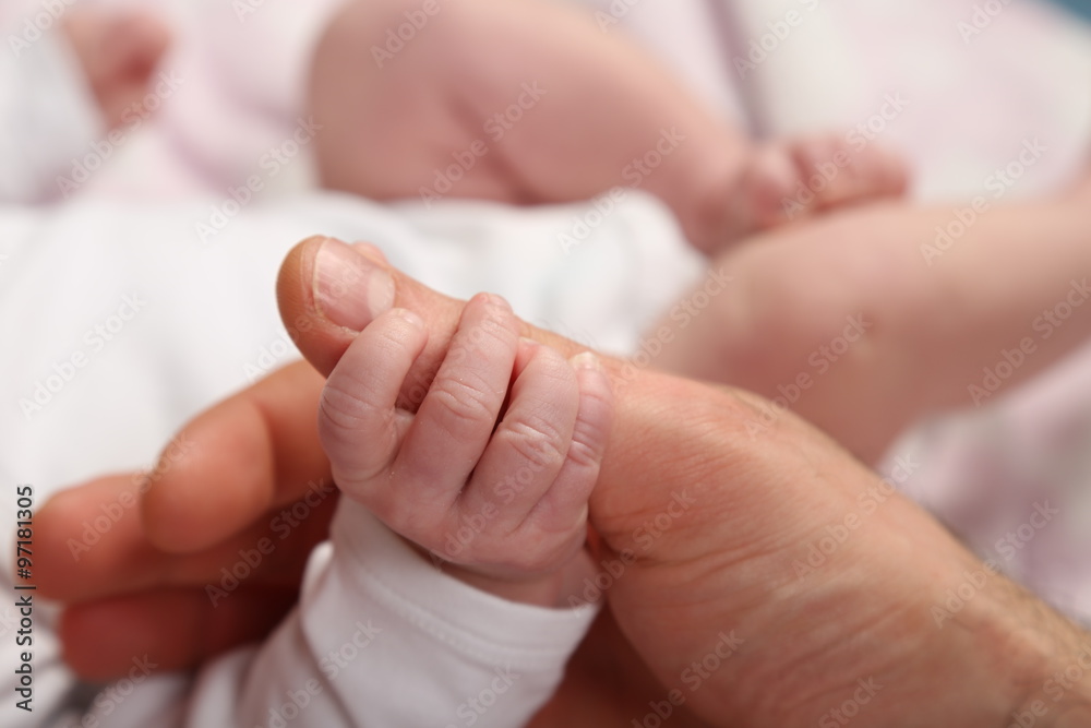 Baby hält Papas Daumen Baby hält Papas Daumen