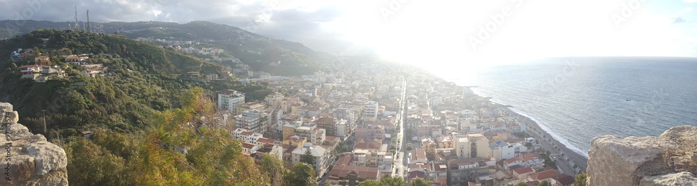 Panorama - vista dall'alto sul mare e sulla città