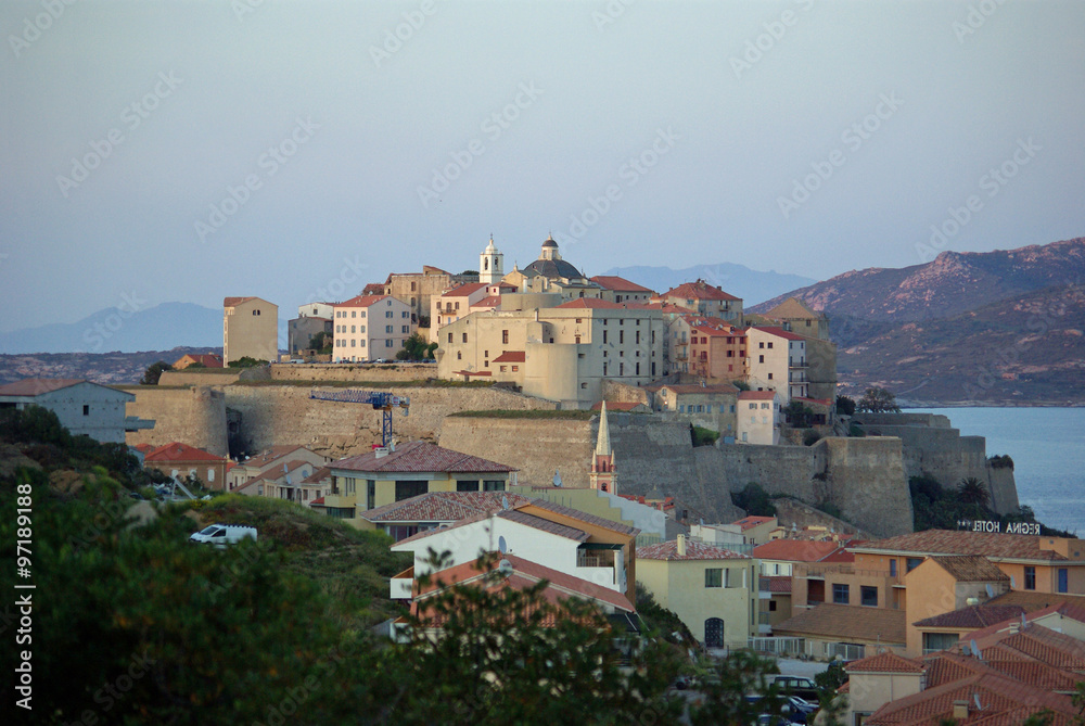 Corse, crépuscule sur la citadelle génoise de Calvi