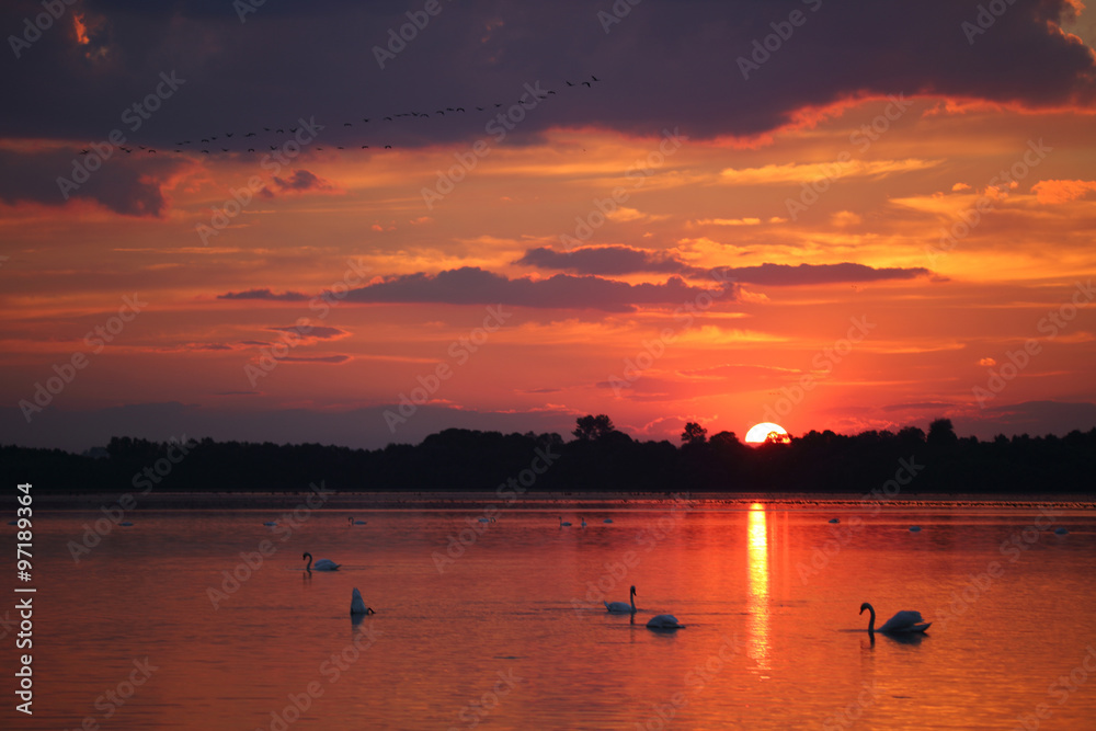 Fototapeta premium Zachód słońca nad jeziorem