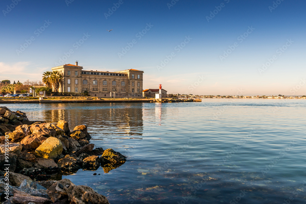 Obraz premium Panorama du quai de la daurade depuis le quartier de la pointe courte à Sète, sur l'étang de Thau, dans l'Herault en Occitanie, France