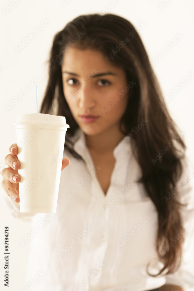 junge frau mit Kaffeebecher in der Hand junge frau mit Kaffeebecher in der Hand