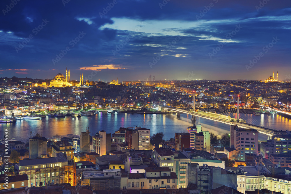 Istanbul. Image of Istanbul with Suleymaniye Mosque and Golden Horn Metro Bridge during twilight blue hour. - obrazy, fototapety, plakaty 