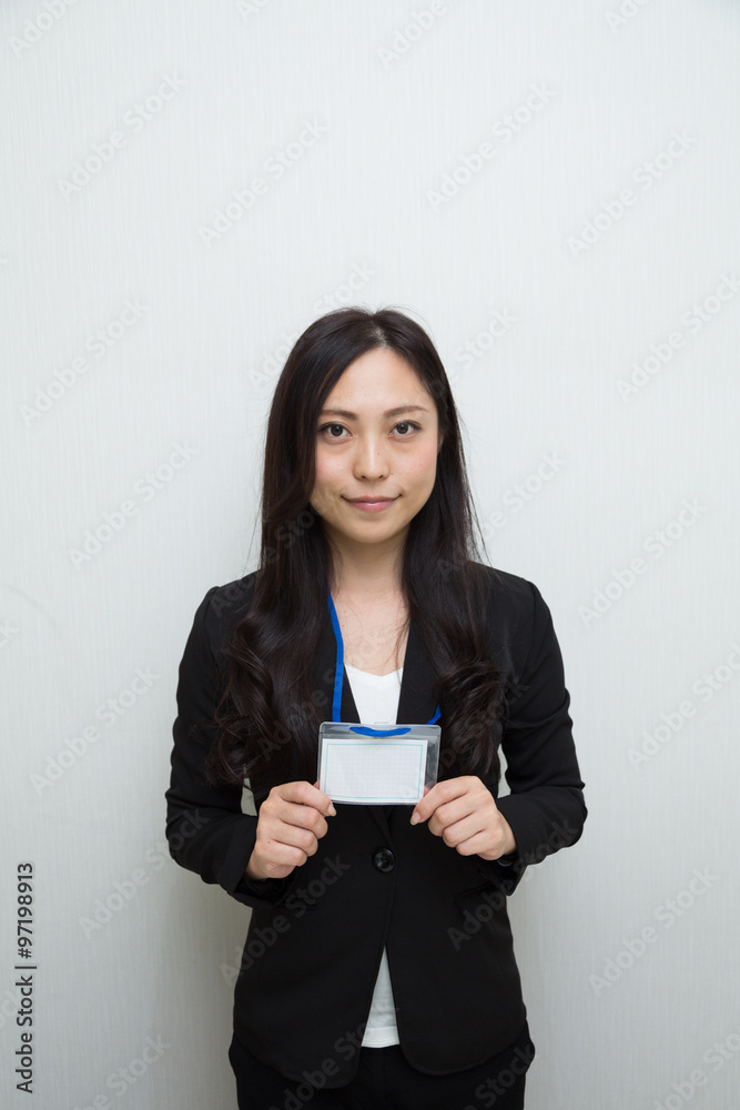 名札ケースを持つ女性 名札ケースを持つ女性