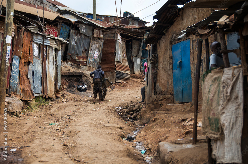 Obraz premium zdjęcie zrobione w slumsach Kibera w Nairobi podczas pobytu papieża w Kenii. mieszka tu ponad 500 000 osób bez podstawowych usług.