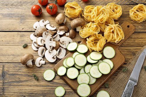 vista dall'alto pasta italiana con verdure su tavolo di legno rustico