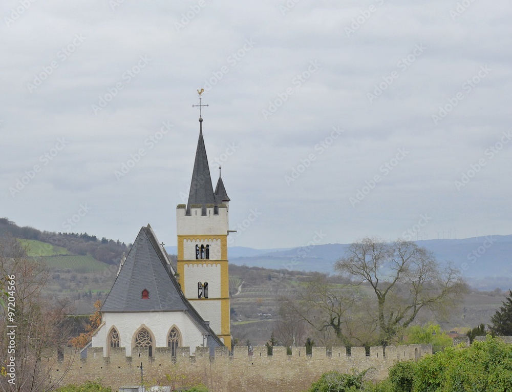 Burgkirche Ingelheim zwischen Feldern