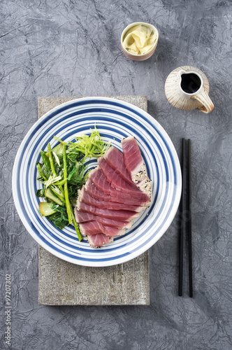 Thunfisch Tataki mit Wakame und Gemüse photo