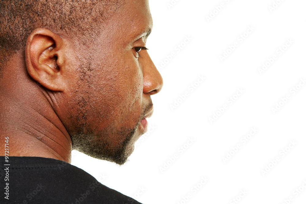 Afrikanischer Mann schaut nachdenklich Afrikanischer Mann schaut nachdenklich