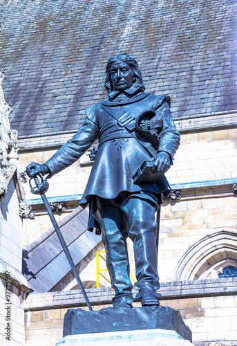 Foto Oliver Cromwell - 1899 statue by Hamo Thornycroft  in front of Palace of Westmin