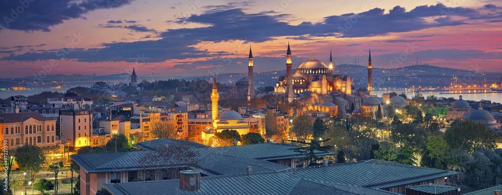 Fototapeta premium Panorama Stambułu. Panoramiczny obraz świątyni Hagia Sophia w Stambule podczas wschodu słońca.