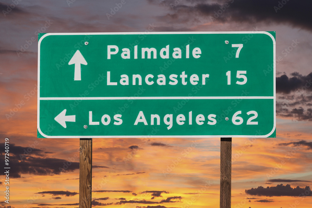 Obraz premium Palmdale, Lancaster and Los Angeles Highway Sign with Sunset Sky