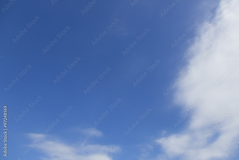 空と雲　青空　背景用　コピースペース