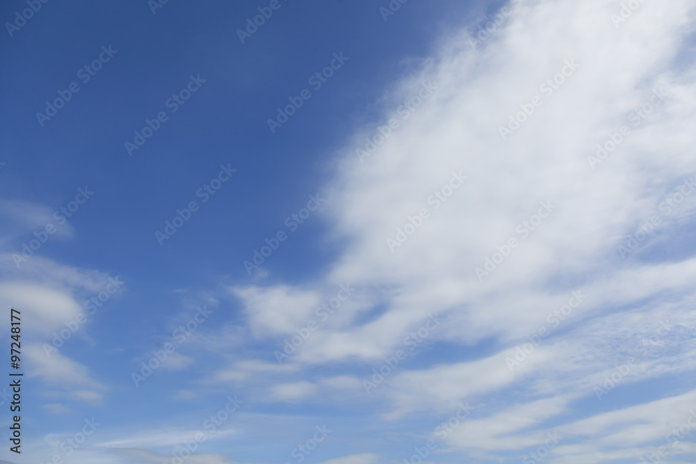 空と雲　青空　背景用　コピースペース