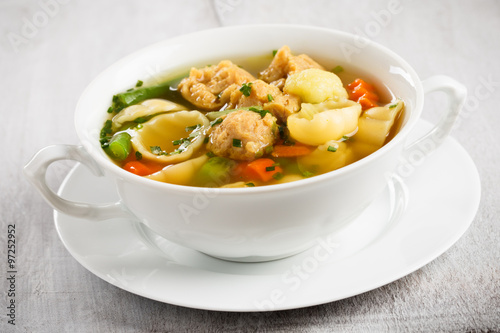 vegane Nudelsuppe mit Sojafleisch - vegan noodle soup with soy c