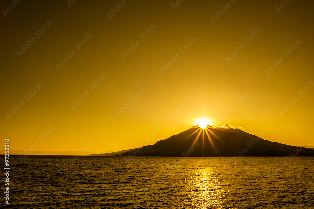 Fototapeta premium 錦江湾桜島_黄金の夜明け