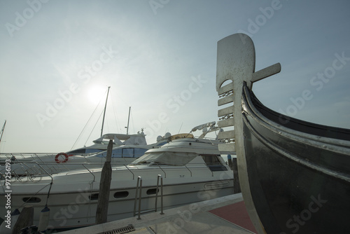 antica gondola nel cantiere navale a Venezia photo