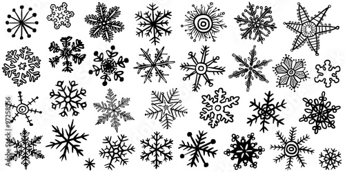 Vektor-Set: 30 Schneeflocken, schwarzweiß, handgezeichnet, Vektor, freigestellt