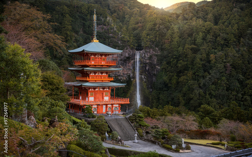 Foto The beautiful scene of Seigantoji pagoda and Nachi no Taki waterfall at early of