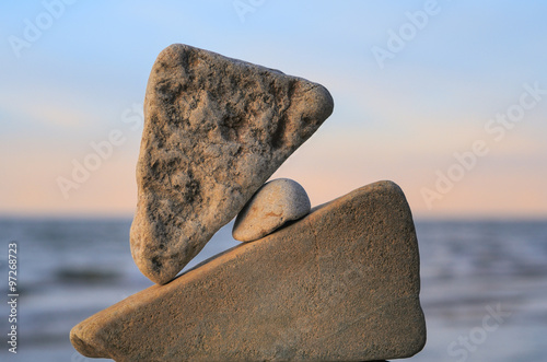 Tableau sur toile Pebble between two stones
