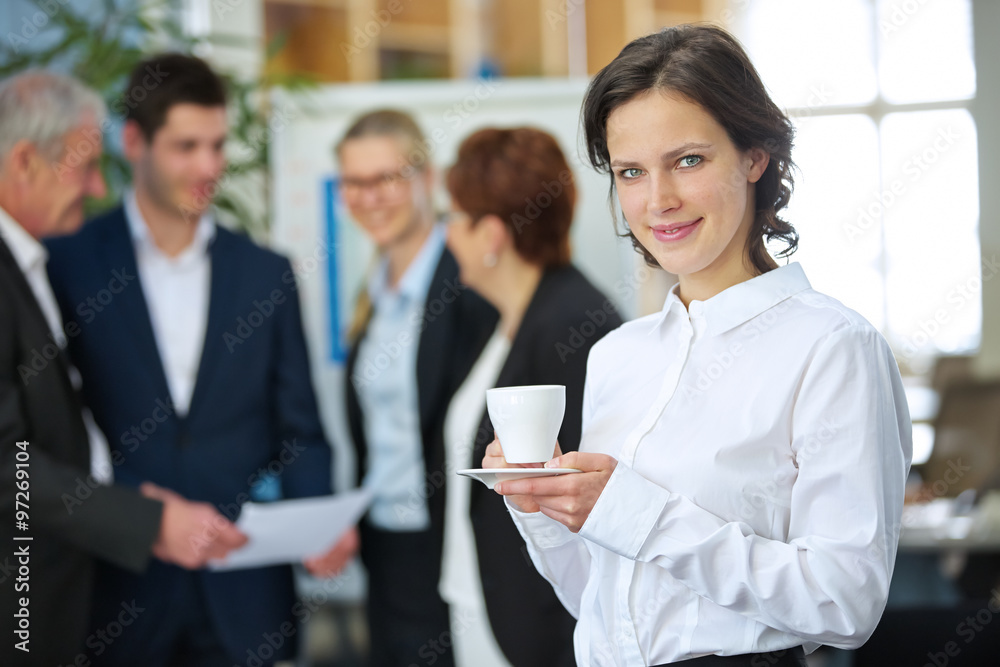 Frau trinkt Tasse Kaffee im Büro Frau trinkt Tasse Kaffee im Büro