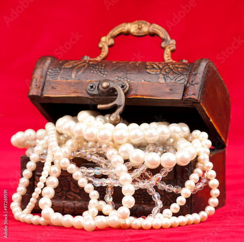 Jewel box with pearls