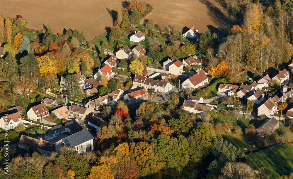 Obraz premium Saint-Cyr-Sous-Dourdan vue du ciel en Automne