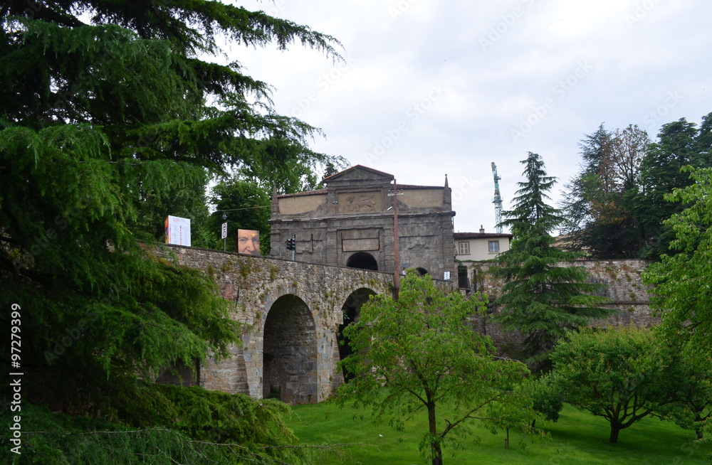 Крепостная стена и вход в крепость в Бергамо