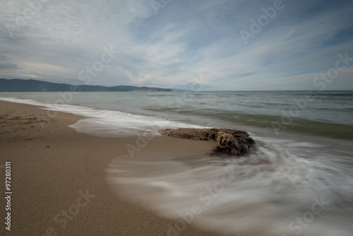 Sandstrand und Stein im Meer