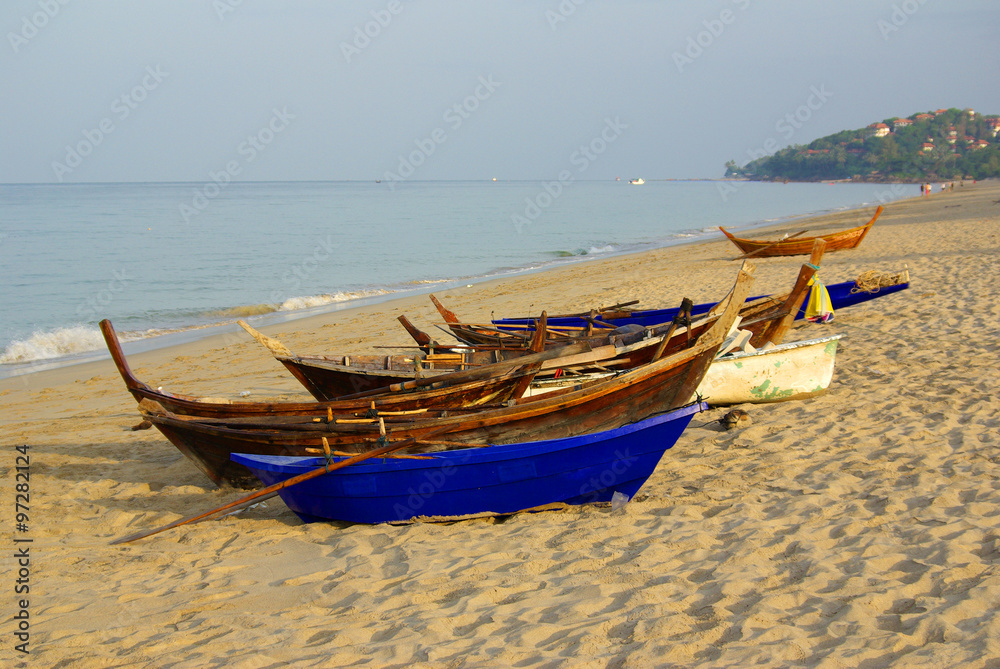 Obraz premium KOH LANTA, THAILAND - January, 2014: Traditional Thai boat near
