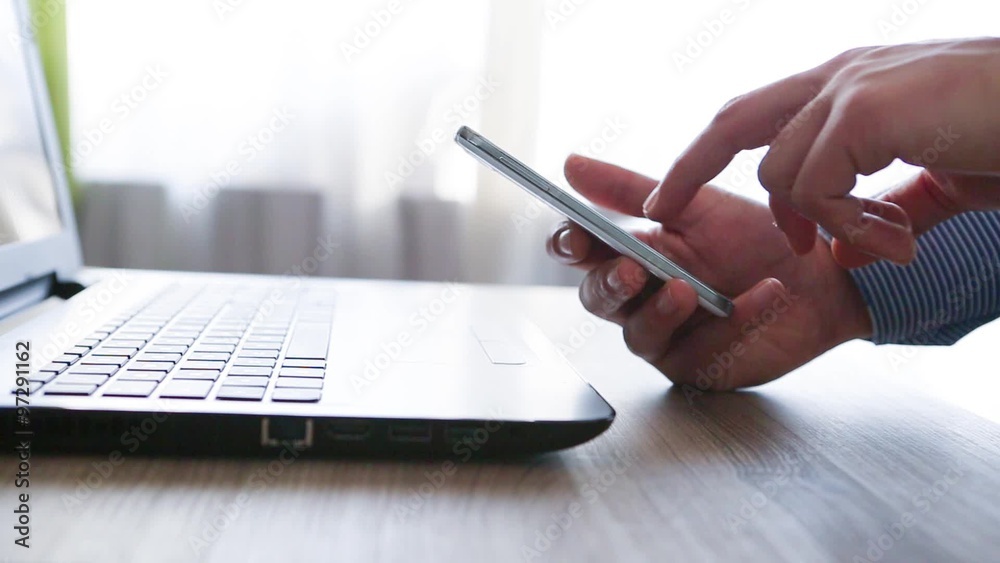 mani sullo schermo dello smartphone per contatto di lavoro in ufficio