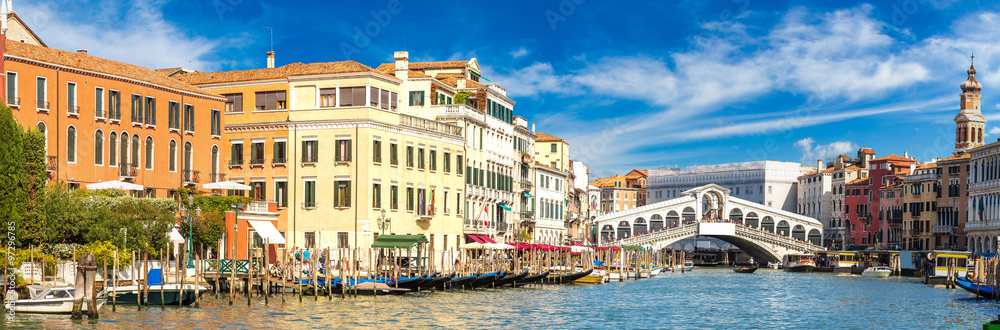 Gondola at the Rialto bridge in Venice - obrazy, fototapety, plakaty 