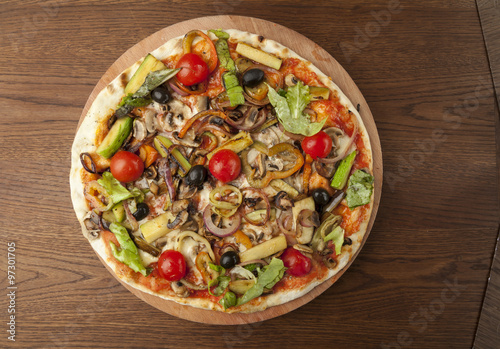 vegetarian pizza with vegetables