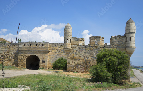 Ворота и угловой бастион крепости Ени-Кале. Керчь, Крым
